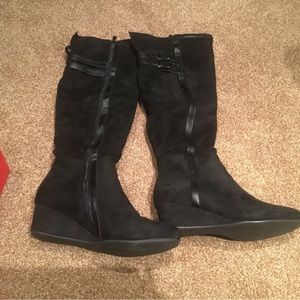 Black wedge boot